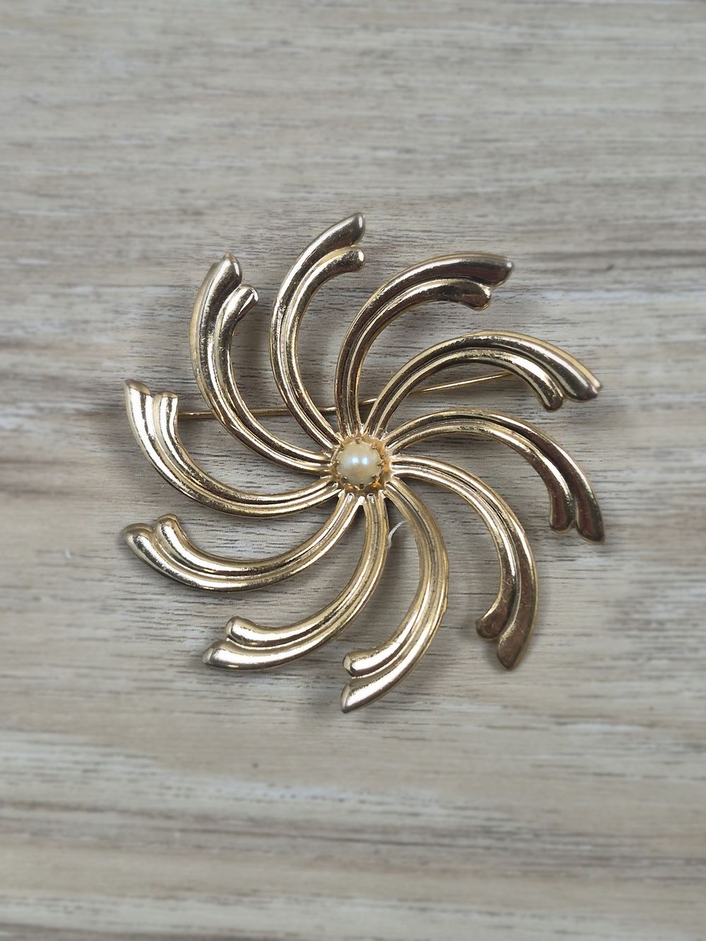 ​Vintage 1960s Gold Tone Pinwheel Sunburst Brooch Faux Pearl‎ Accent